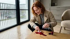 Plama z lakieru do paznokci na stole, podłodze lub sofie: co zrobić od razu i czym czyścić różne materiały