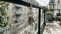 Dlaczego na balkonach wiszą stare klucze: skąd ten zwyczaj i czy naprawdę zniechęca gołębie?