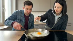 Dlaczego warto skropić patelnię octem przed smażeniem jajka: stary trik na zwarte białko