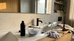 Farbowanie siwych włosów bez „odcięcia”: 5 odcieni i 4 proste triki na miękki odrost