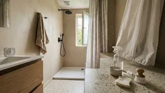 Zasłona prysznicowa bez szarego nalotu i „łazienkowego” zapachu: prosty trik z octem