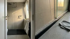 Czarne kropki na fugach i silikonie? Ten odruch przy kabinie często tylko pogarsza sprawę