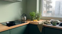 Zieleń w kuchni bez przesytu: kilka trików, które wprowadzają spokój i równowagę