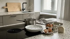 Większość z nas gotuje jajka „na oko” — a kilka minut i prosty trik z wodą robią całą różnicę