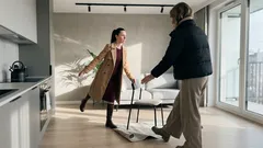 Po 70. roku życia to nie liczba kroków jest kluczowa: proste ćwiczenia na równowagę w domu