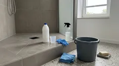 Jak dezynfekować w domu wybielaczem chlorowym: proporcje, kolejność i błędy, które łatwo popełnić