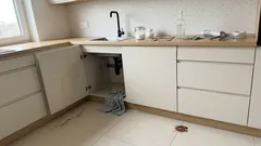 Karaluchy wracają jak bumerang? Sprytny plan bez paniki: uszczelnienia, porządek i bezpieczna przynęta